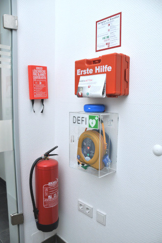 Feuerlöscher, Feuerlöschdecke, Verbandskasten und Defibrillator